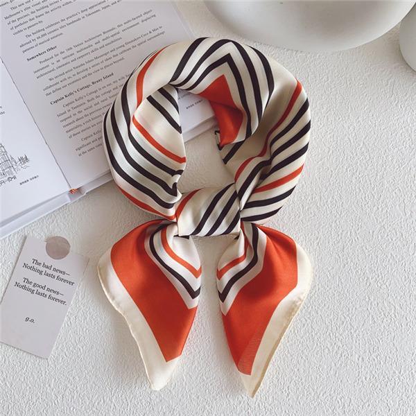 【値下げ】スカーフ レディース 首巻き 配色 シルク調 バンダナストール プリント 正方形 ネックスカーフ コーディネート 贈り物 ギフト プレゼント - 画像 (6)