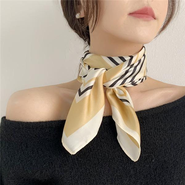 【値下げ】スカーフ レディース 首巻き 配色 シルク調 バンダナストール プリント 正方形 ネックスカーフ コーディネート 贈り物 ギフト プレゼント - 画像 (8)